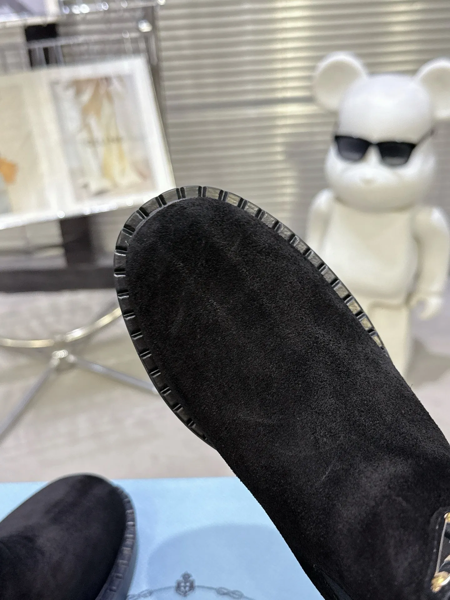 👟👟Ex-factory price 600👟👟 Prada thick-soled retro Martin boots. Elastic elastic, classic thick soles, with triangular buckle. Simple, elegant, fashionable and versatile. Fabric cowhide, open edge beaded cowhide. The lining is made of soft and delicate sheepskin, and the foot feels comfortable. The rubber mold is non-slip and lightweight. Original package sole. Standard size: 35-40. Order 41